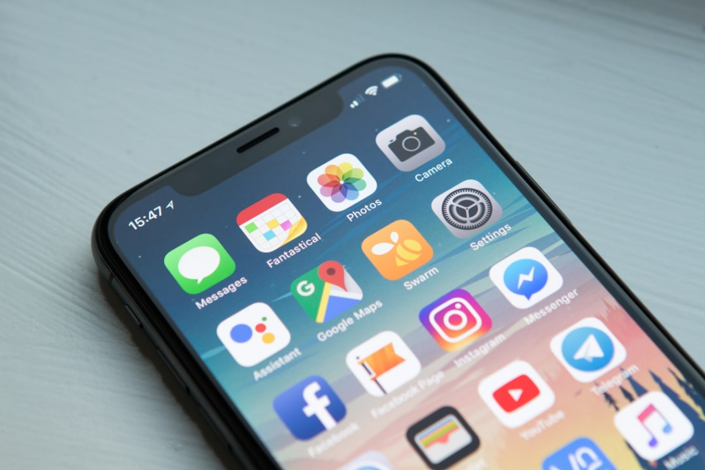 space gray iPhone X — Foto por William Hook na Unsplash