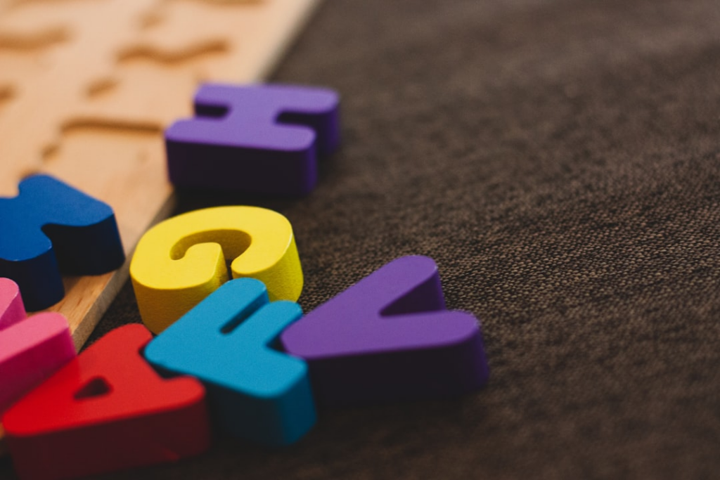 alphabet learning toy on gray apparel — Foto por Ryan Wallace na Unsplash