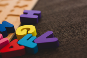alphabet learning toy on gray apparel — Foto por Ryan Wallace na Unsplash