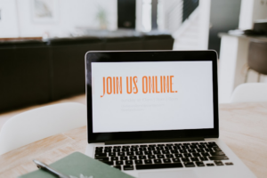 macbook pro on brown wooden table — Foto por Samantha Borges na Unsplash
