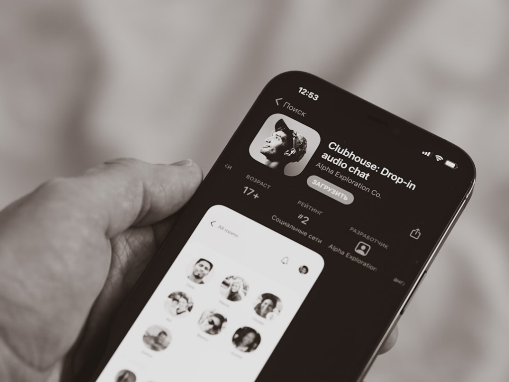 person holding black iphone 4 — Foto por Dmitry Mashkin na Unsplash