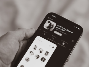 person holding black iphone 4 — Foto por Dmitry Mashkin na Unsplash