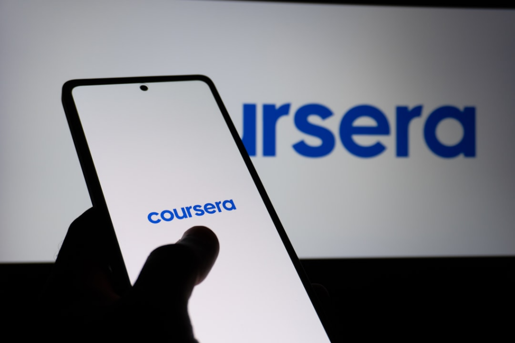 Coursera logo displayed on a smartphone screen — Foto por Zulfugar Karimov na Unsplash