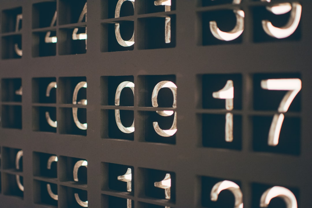 assorted numbers photography — Foto por Nick Hillier na Unsplash