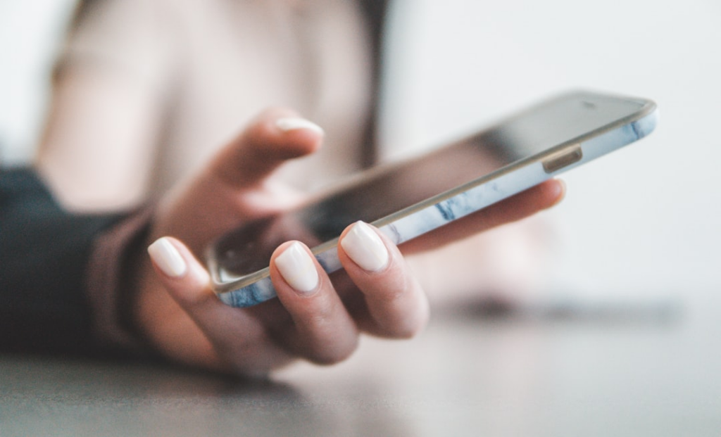 person holding black smartphone — Foto por Jae Park na Unsplash