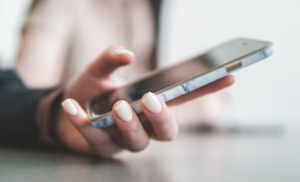 person holding black smartphone — Foto por Jae Park na Unsplash