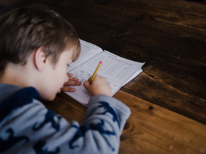 boy writing — Foto por Annie Spratt na Unsplash