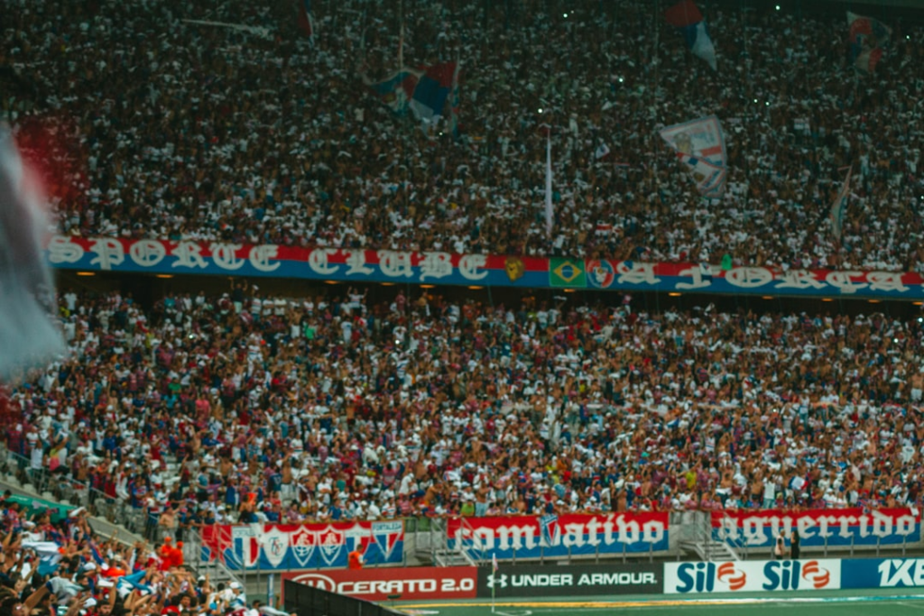 people watching soccer on the arena — Foto por Bancada 018 na Unsplash