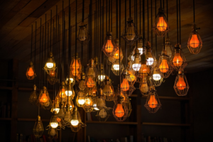 hanging light bulbs lot — Foto por Malcolm Lightbody na Unsplash