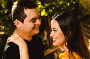 woman in black tank top smiling beside man in yellow shirt — Foto por Nil Alves na Unsplash