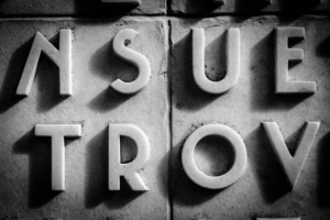 close-up photo of TROV text — Foto por Francesco Ungaro na Unsplash