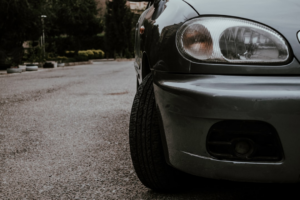 a car parked on the side of the road — Foto por yousef samuil na Unsplash