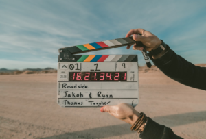clap board roadside Jakob and Ryan — Foto por Jakob Owens na Unsplash