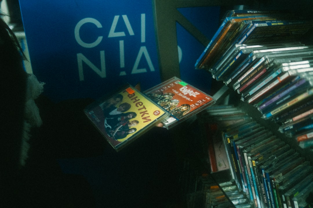 A book store with a large collection of books — Foto por Mikhail Pushkarev na Unsplash