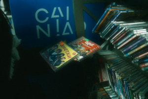 A book store with a large collection of books — Foto por Mikhail Pushkarev na Unsplash