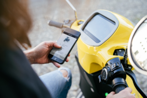 person holding yellow and black digital device — Foto por Kumpan Electric na Unsplash