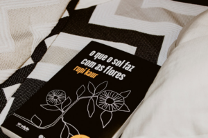 white, black, and brown book — Foto por marqquin na Unsplash