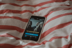 black samsung android smartphone on white and red stripe textile — Foto por Annie Spratt na Unsplash