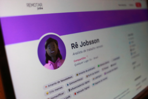 a computer screen with a woman's profile on it — Foto por Remotar Jobs na Unsplash