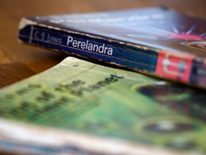 a close-up of a book — Foto por Brett Jordan na Unsplash