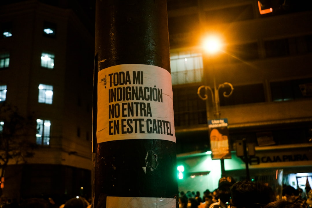 a street pole with a sticker on it — Foto por wilson montoya na Unsplash