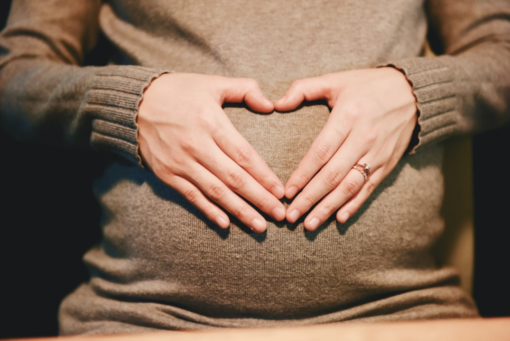 person holding belly photo — Foto por Suhyeon Choi na Unsplash
