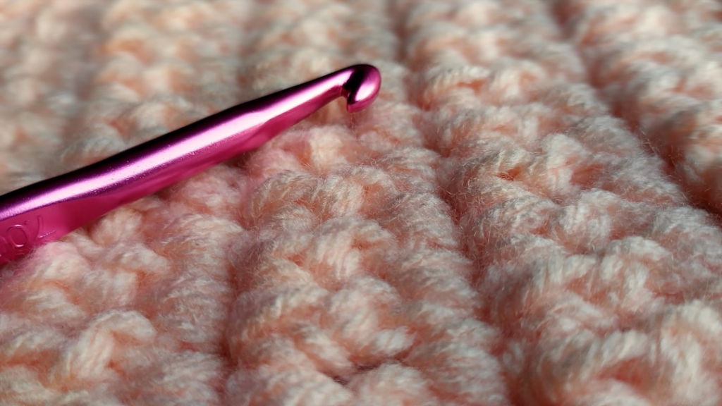 pink and silver click pen on white textile — Foto por Karina L na Unsplash