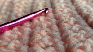 pink and silver click pen on white textile — Foto por Karina L na Unsplash