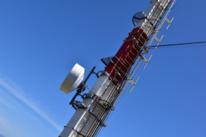a cell phone tower with a lot of antennas on top of it — Foto por Ries Bosch na Unsplash