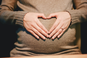 person holding belly photo — Foto por Suhyeon Choi na Unsplash