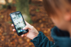 a person holding a cell phone in their hand — Foto por Markus Spiske na Unsplash