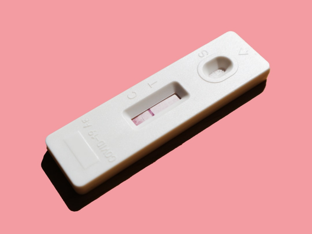 white pregnancy test showing 1 red line — Foto por Roman Wimmers na Unsplash