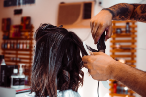 woman in white shirt holding hair blower — Foto por Nicolás Flor na Unsplash