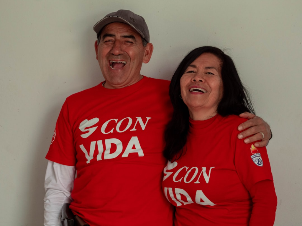 A man and a woman wearing red shirts — Foto por Joanna SCD na Unsplash