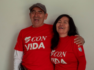 A man and a woman wearing red shirts — Foto por Joanna SCD na Unsplash