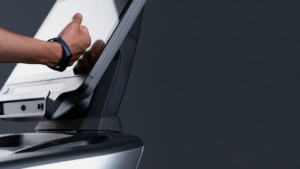 a person using a laptop computer on a desk — Foto por Intenza Fitness na Unsplash