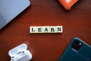 the word learn spelled with scrabble letters on a wooden table — Foto por Ling App na Unsplash