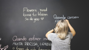 unknown person writing on chalkboard — Foto por Leonardo Toshiro Okubo na Unsplash