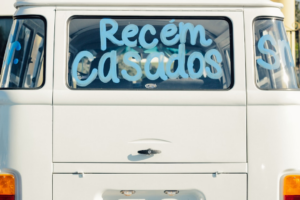 A white van with a sign on the back of it — Foto por Manu Camargo na Unsplash