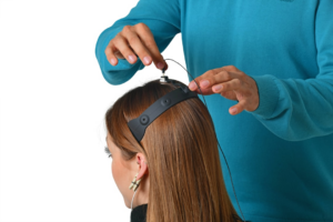 a woman getting her hair cut by a hair stylist — Foto por Mindfield Biosystems na Unsplash