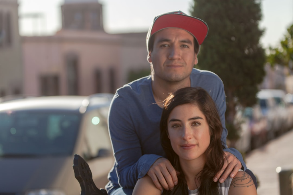man in blue long sleeve shirt beside woman in blue long sleeve shirt — Foto por Alan Quirvan na Unsplash