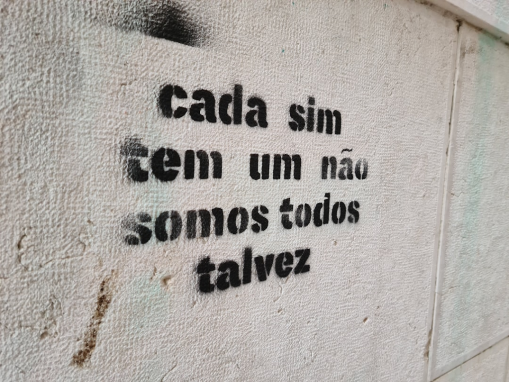 graffiti on the side of a building reads, cada sim em um nao — Foto por Juliano Costa na Unsplash