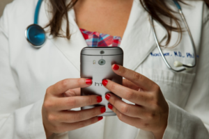 gray HTC Android smartphone — Foto por National Cancer Institute na Unsplash