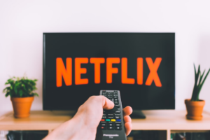 person holding remote pointing at TV — Foto por freestocks na Unsplash