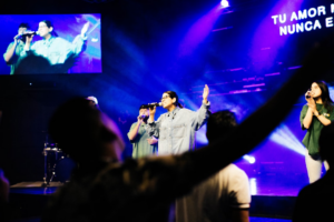 a group of people standing on top of a stage — Foto por Alex Gallegos na Unsplash