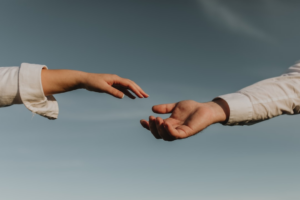 person holding white heart paper — Foto por Hanna Morris na Unsplash