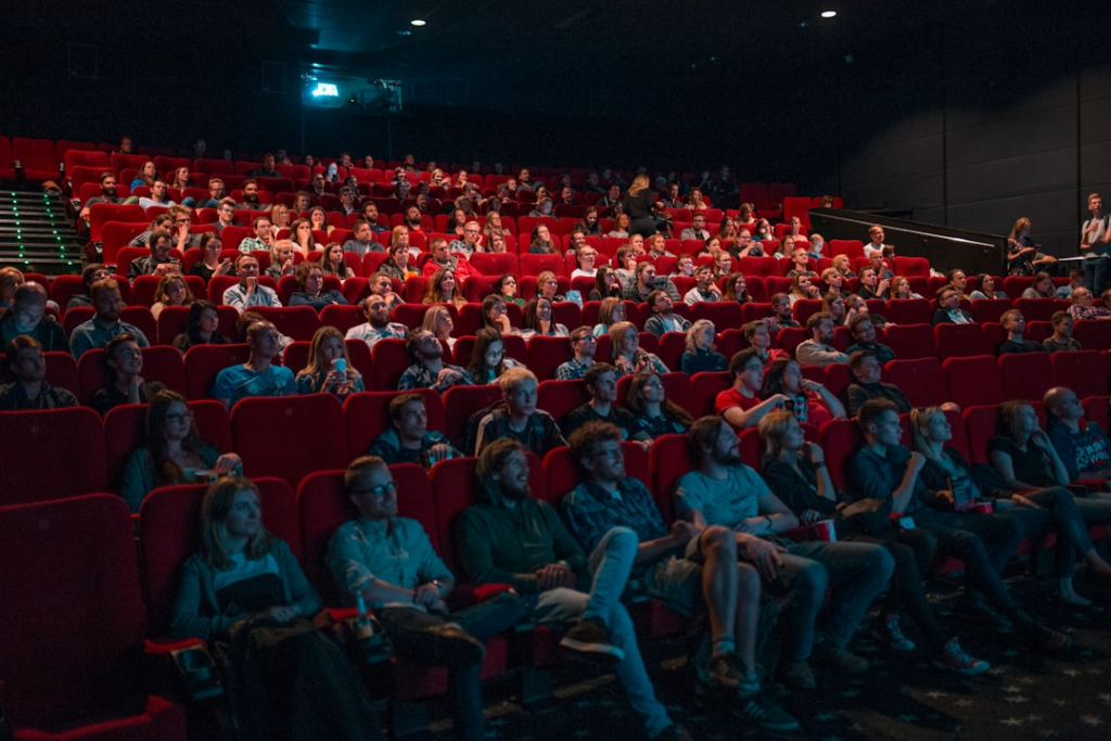 person watching movie — Foto por Krists Luhaers na Unsplash