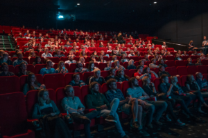 person watching movie — Foto por Krists Luhaers na Unsplash