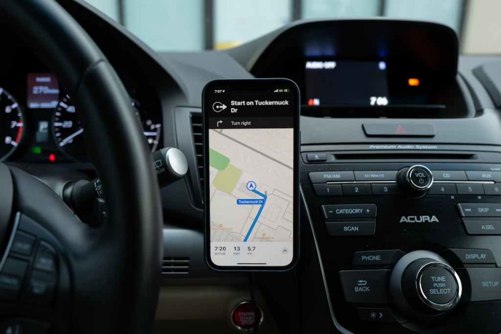 black android smartphone on car center console — Foto por Ravi Palwe na Unsplash