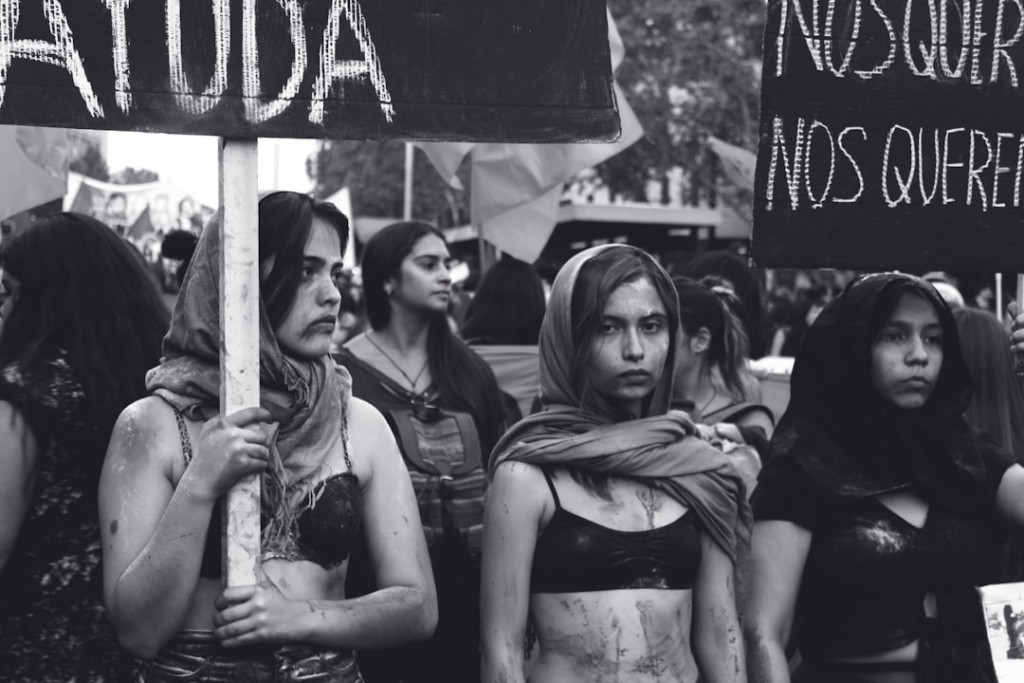 grayscale photography of women marching — Foto por L'Odyssée Belle na Unsplash